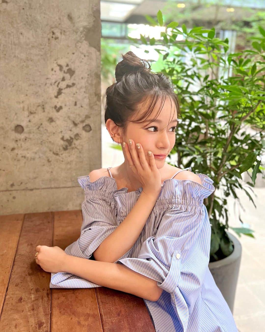 青木英李のインスタグラム：「☁️🐬🍀 雲が可愛いすぎるよ🫧ネイルのおはなし。  @salon_de_lupia  @salondelupia_nail  @lupia_moeka_nail   早くも５月最終日！お疲れさまでした🪄🤓💫  #雲 #美容 #ネイル #雲ネイル #お気に入り #表参道 #SALONdeLUPIA」