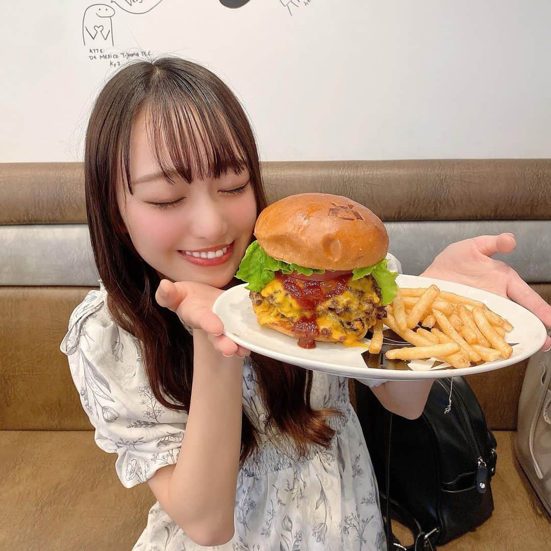 瀧脇笙古さんのインスタグラム写真 - (瀧脇笙古Instagram)「🍔大きすぎハンバーガー🍔 ⁡ ⁡ ⁡ ⁡ 私が食べた中で1番大きいハンバーガーだと思います！！ 瞳が教えてくれて一緒に行きました！！ ⁡ お腹ぐーぐーで行ったのにパンパンになりました！🤤 ⁡ ⁡ ⁡ ⁡ #イコラブ  #ショーグンバーガー」5月31日 22時08分 - takiwaki_shoko_