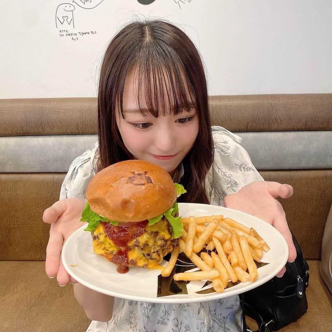 瀧脇笙古さんのインスタグラム写真 - (瀧脇笙古Instagram)「🍔大きすぎハンバーガー🍔 ⁡ ⁡ ⁡ ⁡ 私が食べた中で1番大きいハンバーガーだと思います！！ 瞳が教えてくれて一緒に行きました！！ ⁡ お腹ぐーぐーで行ったのにパンパンになりました！🤤 ⁡ ⁡ ⁡ ⁡ #イコラブ  #ショーグンバーガー」5月31日 22時08分 - takiwaki_shoko_