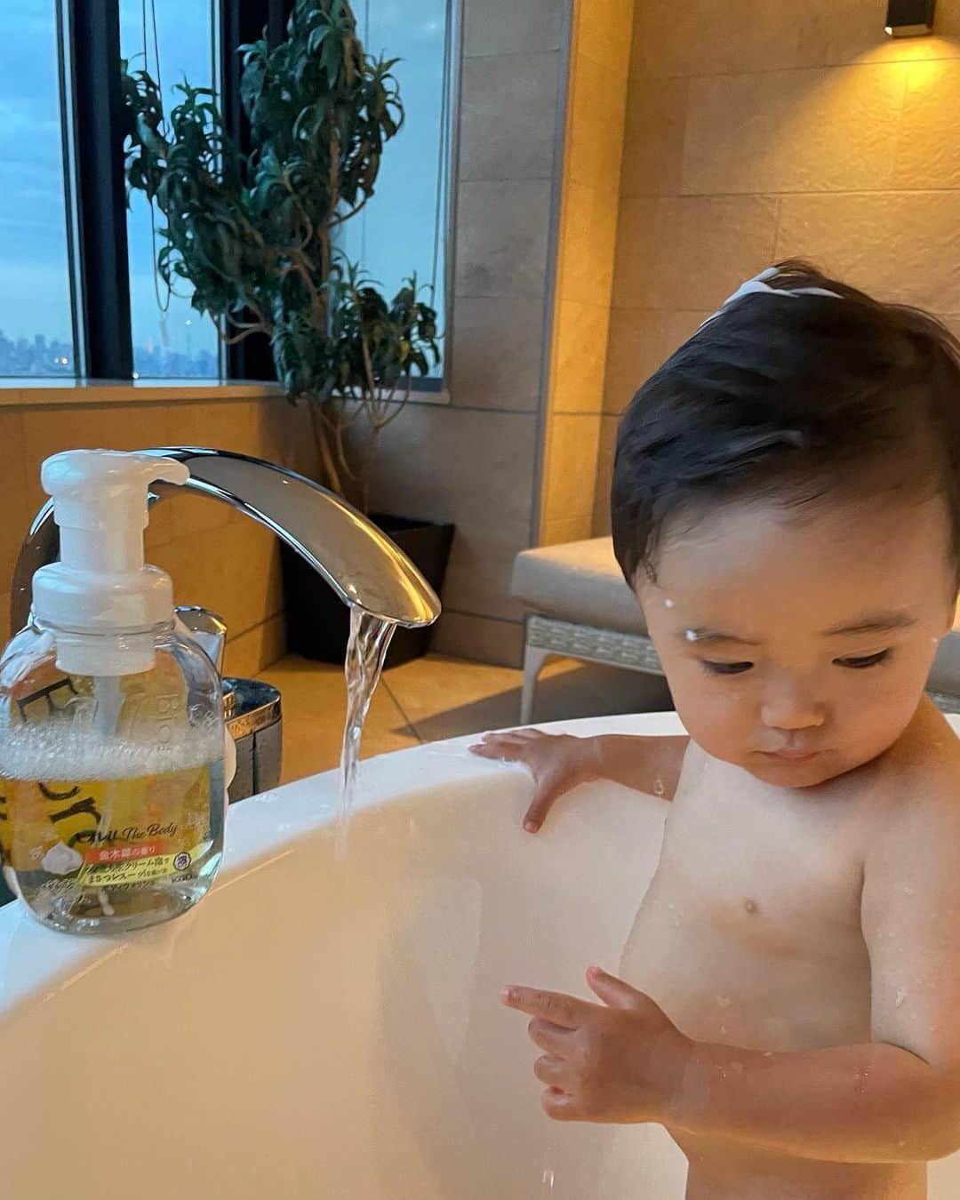 西畑亜美さんのインスタグラム写真 - (西畑亜美Instagram)「タオルを使わず、手のひらでフワフワな泡で洗う  #ビオレuザボディ  花王株式会社様からプレゼントして頂きました🎁✨  1歳8ヶ月になった息子はお風呂が嫌いで、、、 色んな方法でお風呂に誘き寄せていたのですが👶 キメ細かなホイップのようなフワフワの泡🫧がお気に入りで、今はニコニコお風呂に入ってくれています✨  洗い上がりも、さっぱりとしているのですが、つっぱらず、家族皆んなで使ってます✨  香りは #金木犀 の優しい香りで、一時期は大人気すぎて、店頭から無くなってしまった幻の商品だったんですって😳 それも納得‼︎ 洗い上がりは、ほのかに香りが残っていて癒されます☺️  是非皆様も使ってみて下さいね🤗‼︎    #pr#手のひら洗い #私のためのまさつレス#ボディーソープ#1歳男の子#男の子ママ#1歳8ヶ月#子供グッズ#男の子ベビー#男の子育児#男の子ベビー#育児奮闘中#産後ママ#産後ケア#ワーママ#ワーママの日常#武蔵小杉ママ」5月31日 22時18分 - amii0106