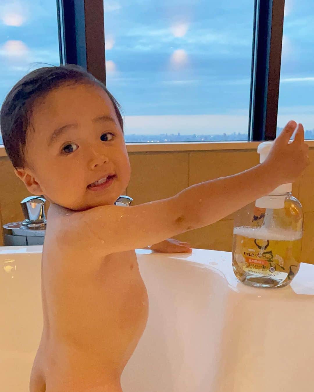 西畑亜美さんのインスタグラム写真 - (西畑亜美Instagram)「タオルを使わず、手のひらでフワフワな泡で洗う  #ビオレuザボディ  花王株式会社様からプレゼントして頂きました🎁✨  1歳8ヶ月になった息子はお風呂が嫌いで、、、 色んな方法でお風呂に誘き寄せていたのですが👶 キメ細かなホイップのようなフワフワの泡🫧がお気に入りで、今はニコニコお風呂に入ってくれています✨  洗い上がりも、さっぱりとしているのですが、つっぱらず、家族皆んなで使ってます✨  香りは #金木犀 の優しい香りで、一時期は大人気すぎて、店頭から無くなってしまった幻の商品だったんですって😳 それも納得‼︎ 洗い上がりは、ほのかに香りが残っていて癒されます☺️  是非皆様も使ってみて下さいね🤗‼︎    #pr#手のひら洗い #私のためのまさつレス#ボディーソープ#1歳男の子#男の子ママ#1歳8ヶ月#子供グッズ#男の子ベビー#男の子育児#男の子ベビー#育児奮闘中#産後ママ#産後ケア#ワーママ#ワーママの日常#武蔵小杉ママ」5月31日 22時18分 - amii0106