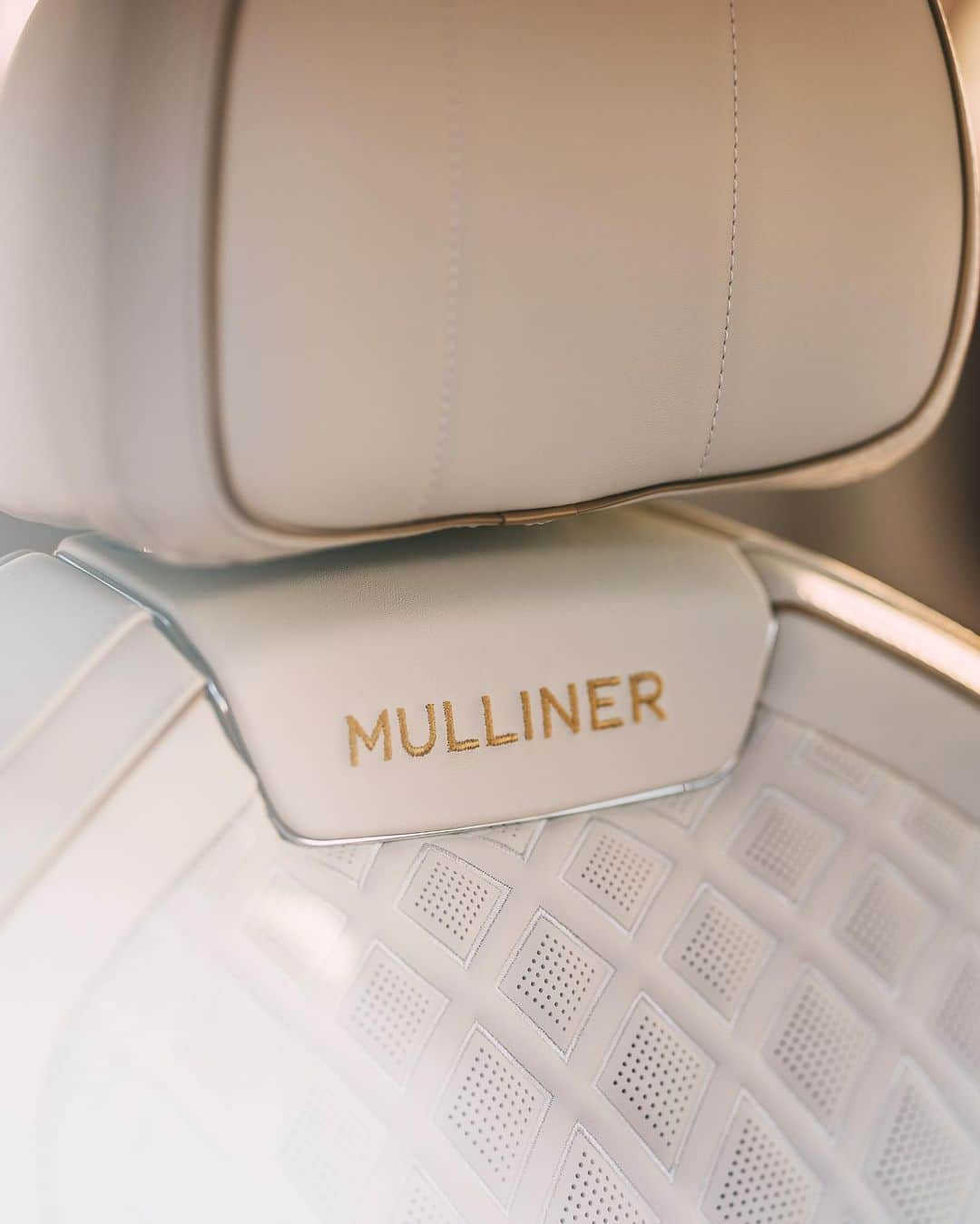 ベントレーさんのインスタグラム写真 - (ベントレーInstagram)「The perfect sedan doesn’t exi… #FlyingSpur #Mulliner #hybrid | 📷: @stephan_bauer _ #Bentley Flying Spur Mulliner (hybrid) WLTP drive cycle: combined fuel consumption: 85.6 mpg (3.3 l/100 km), combined electrical consumption: 244 Wh/km, combined CO₂: 75 g/km」5月31日 22時11分 - bentleymotors