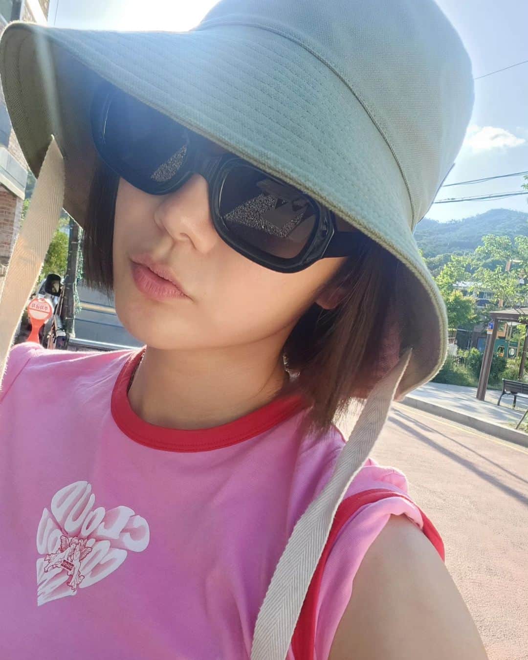 ユ・ハナのインスタグラム：「왜 엄마들이 여름엔 다 가리고 나오는지 알게되어버린 서른여덟」