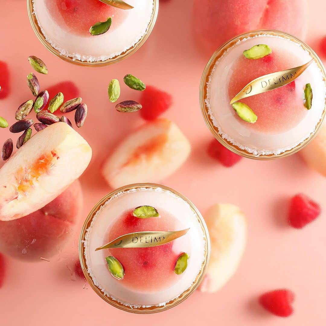 eguchikazuakiさんのインスタグラム写真 - (eguchikazuakiInstagram)「【新作ケーキ:白桃とピスタチオ】  新しいケーキは<クレール> 白桃のジュレとライム香る赤桃とイチゴのマーマレード 周りは白桃のムース 軽いピスタチオのクリームとパンドジェンヌを合わせたお菓子  ピスタチオが好きすぎて 白桃にまで使ってしまう なんでこんなに美味しいのかわからないくらい美味しい  今年はこっそり産地周りを継続しています、白桃にシャインマスカットにまだ内緒の食材も探した  モモアキにモモタリンは美味しくできるかな  新しいケーキやお菓子を作るエネルギーは人に合う事 マイナス要素も強いけどプラス要素が強いからこそ人は複数で動くのだと思います  6月もハイテンションで頑張りましょうね👋🏻  #peach #peaches #momo #framboise #strawberry #pistachio #pistachiocake #vanilla #vanille #gateaux #newitem #pastry #pastrychef #youtuberecipe」5月31日 22時11分 - eguchikazuaki