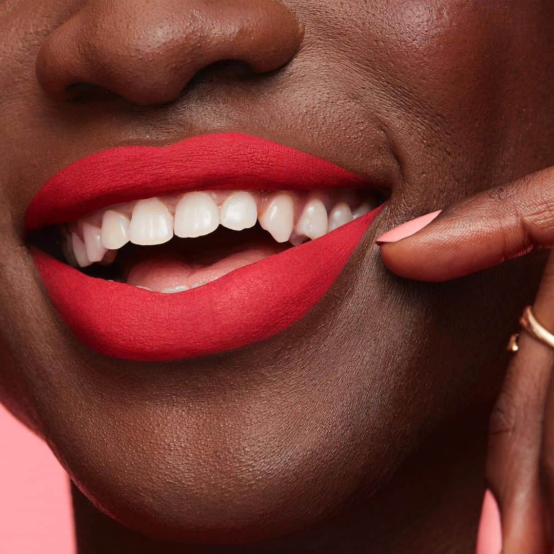 Revlonさんのインスタグラム写真 - (RevlonInstagram)「Opening a fresh tube of lipstick is always something to smile about 💋#NationalSmileDay」5月31日 22時11分 - revlon