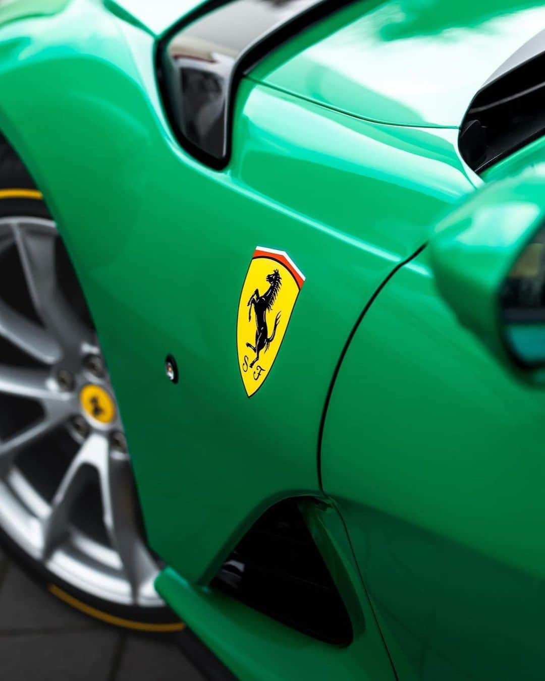 CarsWithoutLimitsさんのインスタグラム写真 - (CarsWithoutLimitsInstagram)「BP Green 812 Competizione 📸 @marcphotography   #carswithoutlimits #ferrari #812competizione #ferrari812 #ferrari812competizione #v12」5月31日 22時12分 - carswithoutlimits