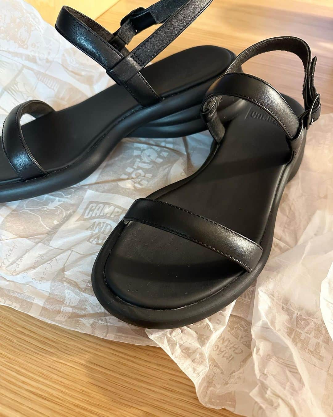 miho uesugiのインスタグラム：「@camper のサンダルを購入。 とても柔らかく履き心地が良すぎて、一日中スタスタと歩けました。 足のサイズ22cmでサイズ35 少しかかとが余りますが歩行に問題なし🚶‍♀️ 靴下合わせも可愛い。 毎年愛用したいと思います。  ㅤㅤㅤㅤㅤㅤㅤㅤㅤㅤㅤㅤㅤ  #camper#カンペール#靴#サンダル#黒#ブラック#足元#足元倶楽部#夏」