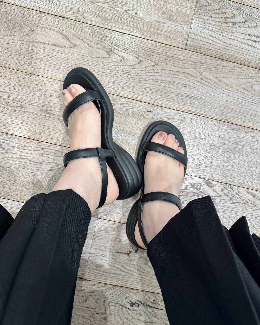 miho uesugiさんのインスタグラム写真 - (miho uesugiInstagram)「@camper のサンダルを購入。 とても柔らかく履き心地が良すぎて、一日中スタスタと歩けました。 足のサイズ22cmでサイズ35 少しかかとが余りますが歩行に問題なし🚶‍♀️ 靴下合わせも可愛い。 毎年愛用したいと思います。  ㅤㅤㅤㅤㅤㅤㅤㅤㅤㅤㅤㅤㅤ  #camper#カンペール#靴#サンダル#黒#ブラック#足元#足元倶楽部#夏」5月31日 22時15分 - uepoooning