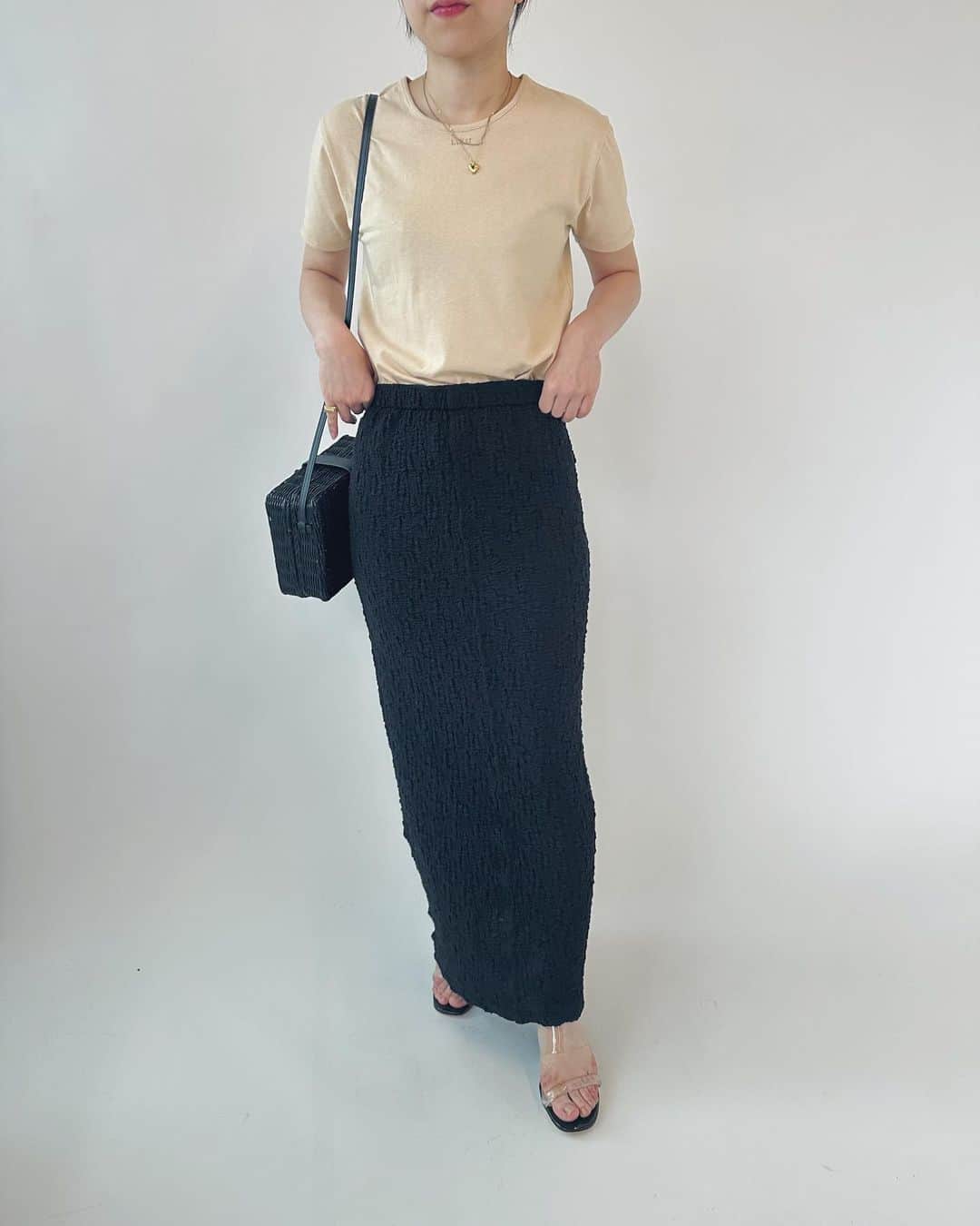エディットフォールルさんのインスタグラム写真 - (エディットフォールルInstagram)「. EDIT.FOR LULU new skirt ❤︎  6.2 11:00 pre order start  shirring skirt col:white,black size:34,36 ¥12,000+tax  .  くしゅくしゅとしたシャーリング生地を使用したアイラインのスカート。 ジャージ素材なので、柔らかい着心地です。  表面に凹凸感があるので、アイラインシルエットながら体のラインをひろいすぎません。 フロントに接ぎのラインがあることですっきりとした縦長の印象になります。 他にはない素材感がとってもフェミニンなので、Tシャツなどカジュアルアイテムを女性らしく着こなせます。  .」5月31日 22時15分 - editforlulu_official