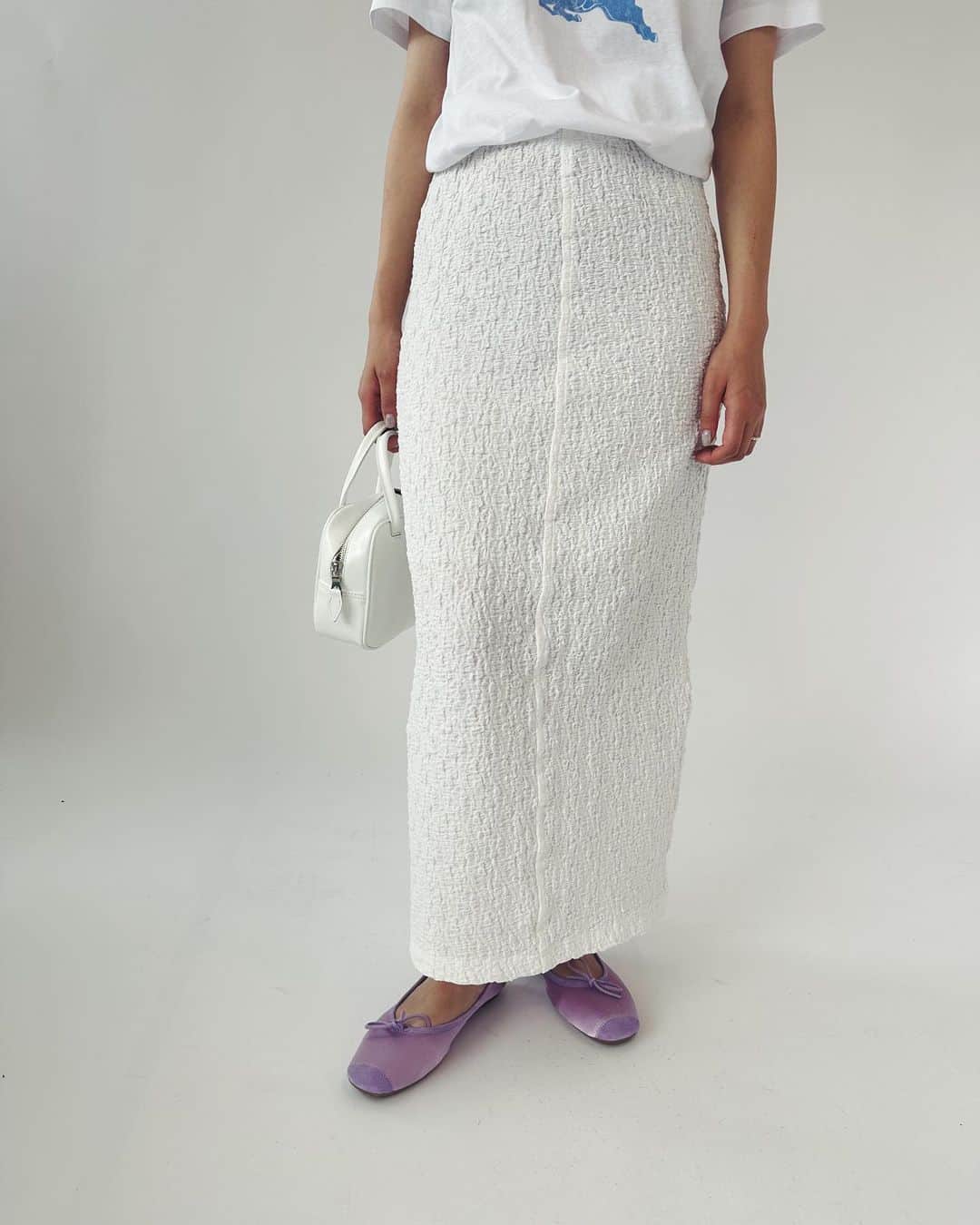 エディットフォールルさんのインスタグラム写真 - (エディットフォールルInstagram)「. EDIT.FOR LULU new skirt ❤︎  6.2 11:00 pre order start  shirring skirt col:white,black size:34,36 ¥12,000+tax  .  くしゅくしゅとしたシャーリング生地を使用したアイラインのスカート。 ジャージ素材なので、柔らかい着心地です。  表面に凹凸感があるので、アイラインシルエットながら体のラインをひろいすぎません。 フロントに接ぎのラインがあることですっきりとした縦長の印象になります。 他にはない素材感がとってもフェミニンなので、Tシャツなどカジュアルアイテムを女性らしく着こなせます。  .」5月31日 22時15分 - editforlulu_official
