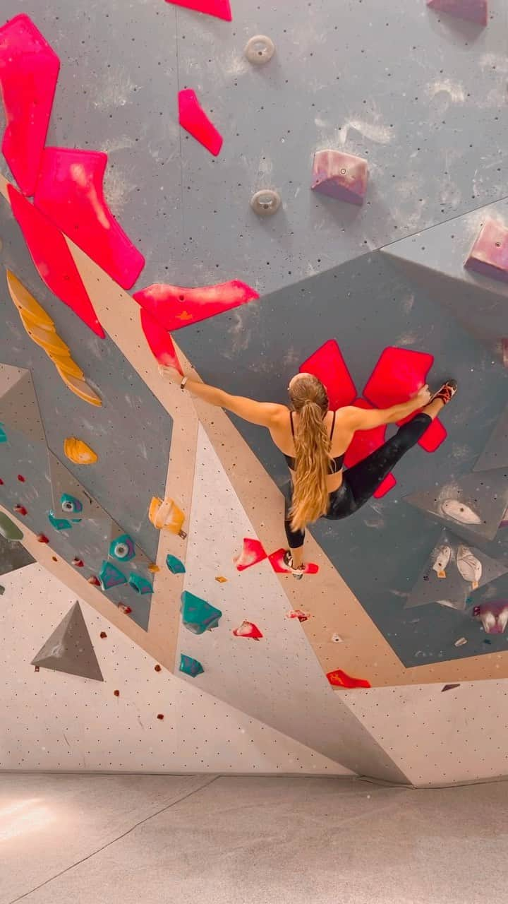 マーゴ・ヘイズのインスタグラム：「how we train when the rain in spain won’t stay on the plane. 🙃 much luv for @sharmaclimbingbcn 🫶🏽  . @thenorthface @thenorthface_climb @lasportivagram @petzl_official @frictionlabs @sharmaclimbing」