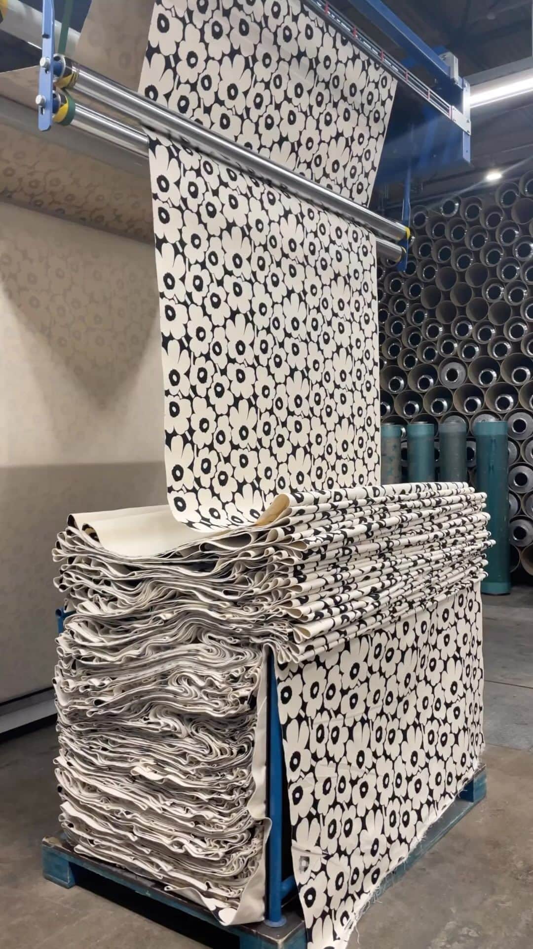 マリメッコのインスタグラム：「Excited for pre-fall ’23? We know we are! 👀🖤 Enjoy a sneak peek of what’s currently cooking in the Marimekko printing factory!  Check out our first pre-fall ‘23 arrivals at marimekko.com. Link in bio. #marimekko #unikko」
