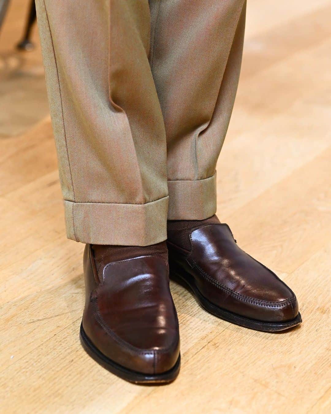 Shuhei Nishiguchiさんのインスタグラム写真 - (Shuhei NishiguchiInstagram)「"Modern↔︎Vintage Classic"◀︎◀︎◀︎6pics ソラーロスーツにブルーデニムのウエスタンシャツ、マダーフィニッシュのネクタイ。 私にはこんなスタイリングがしっくりくる。  Ph. @shun__kobayashi   【ITEM】 Suit： @alfonso.sirica  Shirt： maverick 80's Tie： @beams_f @adamleytextiles  Shoes： @crockettandjones_official  Watch： @jaegerlecoultre 40's  #beamsf #gentlemanstyle #classicmenswear #vintagewatch #suitstyle #mensweardaily #spezzatura #outfitmen」5月31日 22時23分 - shuhei_nishiguchi