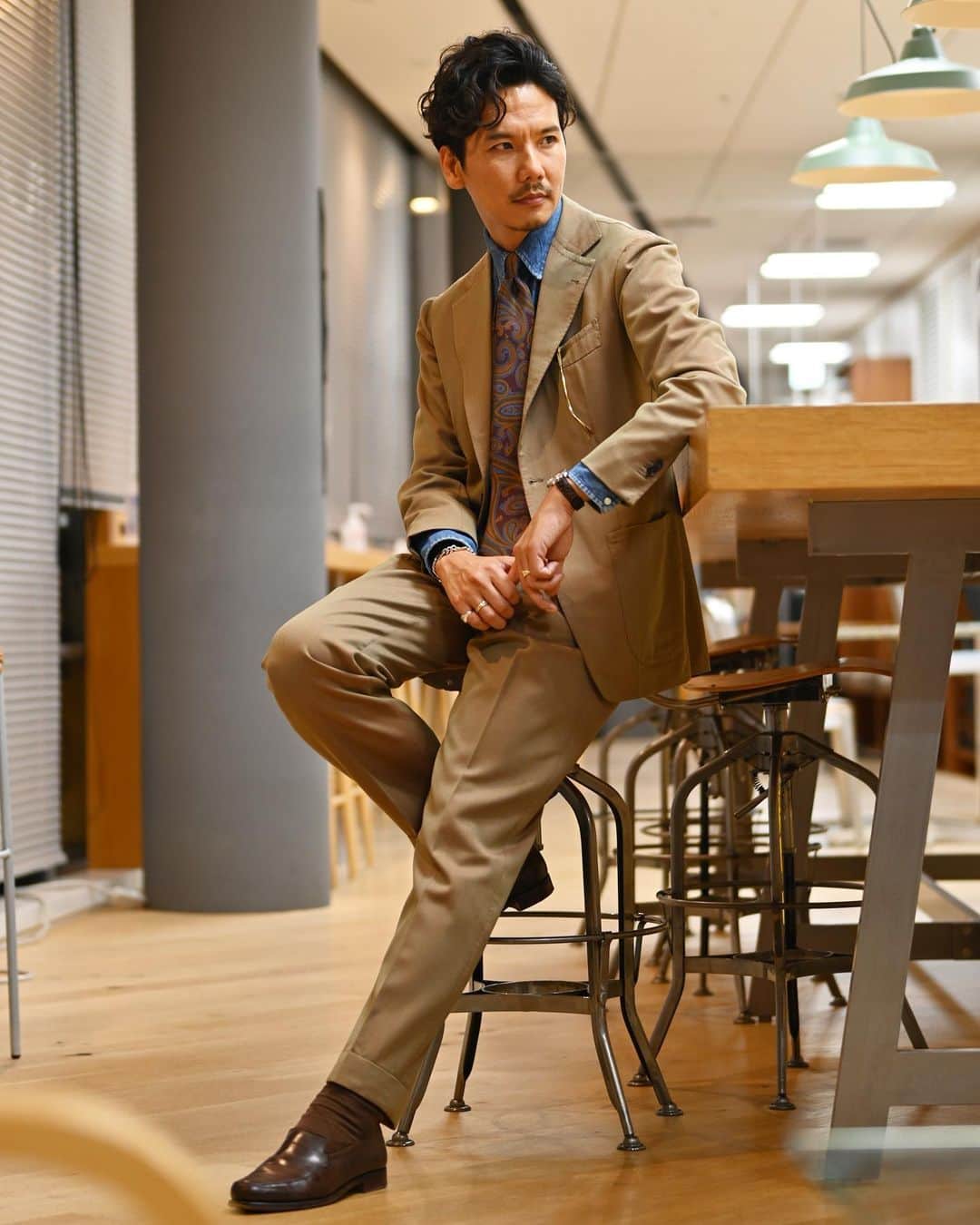Shuhei Nishiguchiのインスタグラム：「"Modern↔︎Vintage Classic"◀︎◀︎◀︎6pics ソラーロスーツにブルーデニムのウエスタンシャツ、マダーフィニッシュのネクタイ。 私にはこんなスタイリングがしっくりくる。  Ph. @shun__kobayashi   【ITEM】 Suit： @alfonso.sirica  Shirt： maverick 80's Tie： @beams_f @adamleytextiles  Shoes： @crockettandjones_official  Watch： @jaegerlecoultre 40's  #beamsf #gentlemanstyle #classicmenswear #vintagewatch #suitstyle #mensweardaily #spezzatura #outfitmen」
