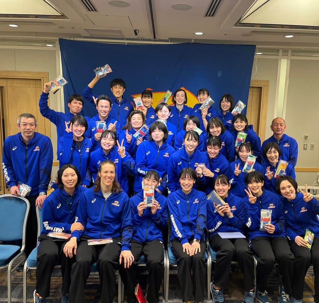 中島未来のインスタグラム：「退団された5名のスタッフの方々。 本当に今までありがとうございました。 常にどんな時も私たち選手の事を考えて下さり、助けてもらうことばかりでした。 スタッフの方々の支えがあっての私達選手は常にバレーボールと向き合うことができ、ここまで来れたと思います。 私自身、若い頃からお世話になった方ばかりで寂しくなりますが、しっかり頑張ります。 本当にありがとうございました！」