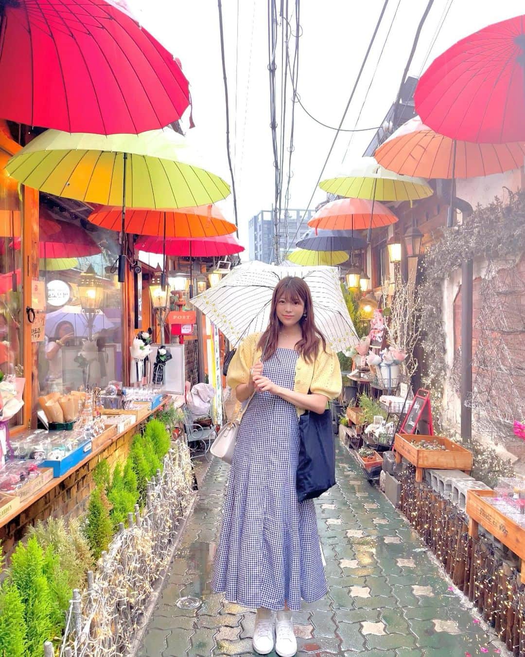 村上麻莉奈さんのインスタグラム写真 - (村上麻莉奈Instagram)「韓国旅行続き🇰🇷 益善洞(イクソンドン)というエリアでカフェしたり雑貨見たり。可愛いお店が多くて楽しかった🥰 この写真のカフェは韓国ドラマの「トッケビ」のロケ地にもなった場所らしいです🌷🪻 ・ ・ ・ #マダンフラワーカフェ #益善洞 #イクソンドン #益善洞カフェ #益善洞韓屋通り #トッケビ #トッケビロケ地 #韓国おしゃれスポット #韓国カフェ #韓国カフェ巡り #フラワーカフェ #tripkorea #travelkorea #koreatravel #koreadrama」5月31日 22時25分 - murakami_marina