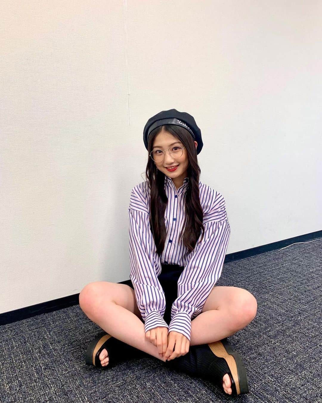 塩月希依音のインスタグラム：「💙🌸🦋🌷🫐🎀🐬💗🦕  一目惚れシャツ👔  この色の組み合わせが珍しくてストライプシャツ持ってるのに買っちゃった〜😳  ちょっぴりメンズライクコーデ💙  #code#コーデ#fashion #ファッション#シャツ#ストライプシャツ#シャツコーデ #ストライプシャツコーデ #ピンク#ブルー#ピンクカラー #ベレー帽#ベレー#めがね#眼鏡#眼鏡女子 #伊達メガネ#メンズライク #jk#ljk #05#05년생 #05line」