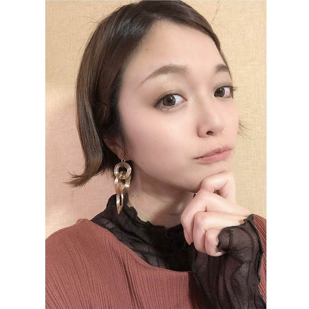 葛巻舞香のインスタグラム：「ひさしぶりに ちょいと髪を伸ばしております。  中途半端な伸び具合をどう誤魔化すか… パーマかけるか迷ったけど やはり痛みが気になるので  外に跳ねさせてみた⤴️  ちょっと気に入っております⤴️  次は前髪をどうするか 迷っております。  #髪伸ばしてる途中あるある #髪のお悩み」