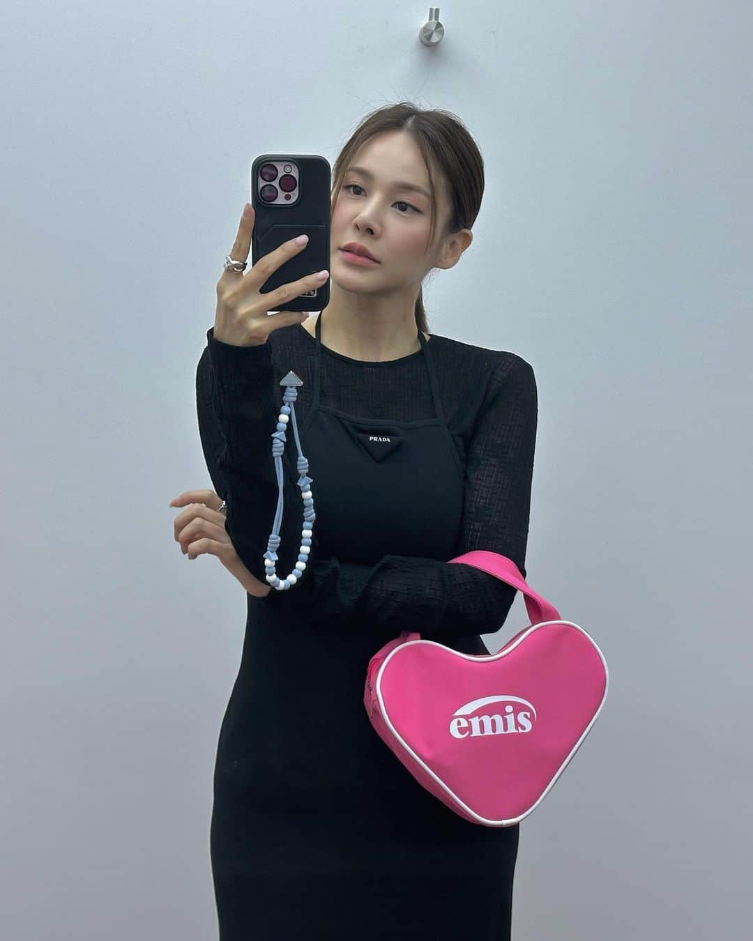 Ivyのインスタグラム：「@emis_official2017  이미스의 네번째 공간, 플래그쉽 스토어 오픈을 축하합니다💓  나 핑크 좋아했네. #이미스」