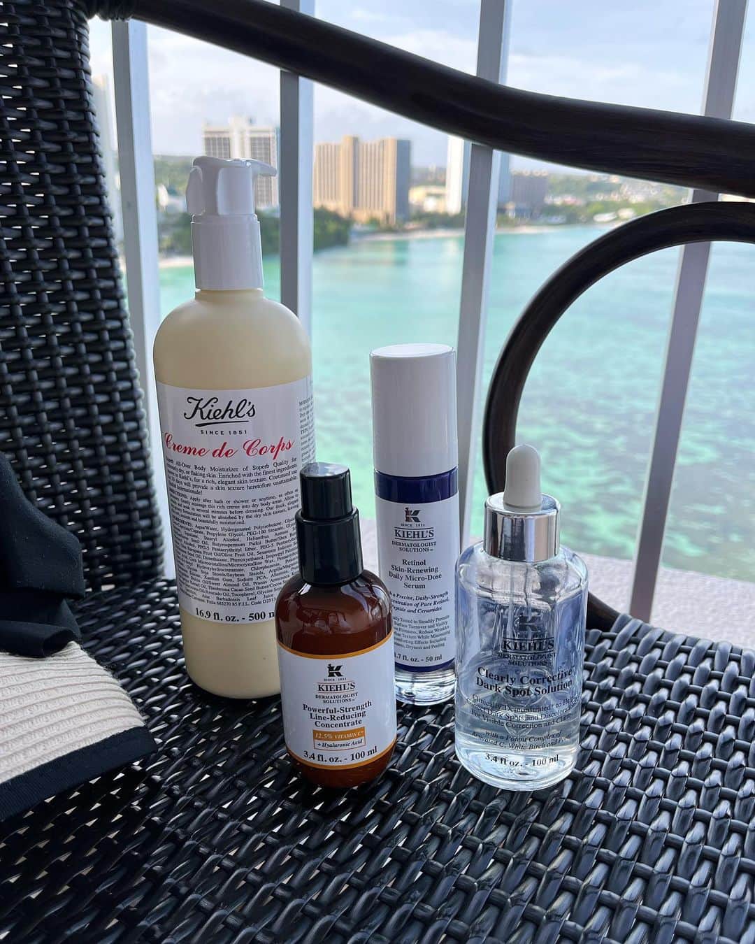 吉田早織のインスタグラム：「・ 長年愛用してる @kiehlsjp のコスメ。 先日の旅行でも空港で買い足しました✈️ ⁡ ⁡ 美白美容液とビタミンC美容液は何本もリピートしています✨　 美白美容液は保湿効果もあって、紫外線が気になる季節は必ず使用。 ビタミンCは肌が滑らかになるので季節問わず使用しています☺️ ボディクリームも隠れた名品✨ ※この大きさで4,5ヶ月もちました！ ⁡ ⁡ 今回は、気になってたレチノールも購入してみました！ はじめは1日おきで様子を見て、少しヒリヒリしましたが2,3回で慣れました🙌 レチノールって少し抵抗があり、使い始めるなら絶対キールズと決めていましたが、やっぱり良かった☺️ ⁡ ⁡ もう少し使い続けて肌の変化を楽しみたいと思います✨ ⁡ ⁡ ⁡ ⁡ ⁡ ⁡ ⁡ #キールズ #キールズ美容液 #kiehls #cosmetics」