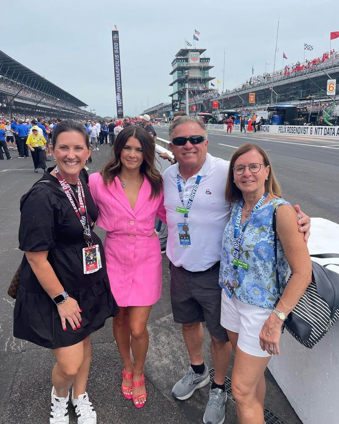 ダニカ・パトリックさんのインスタグラム写真 - (ダニカ・パトリックInstagram)「Love still being part of the Indy 500!!!!! 🏁 Damn the end got wild… I used to do that?! 🤣 • Thanks @indycaronnbc @miketiriconbc @dalejr @leighdiffey @townsendbell @hinchtown for being a super fun crew!!!」5月31日 22時33分 - danicapatrick