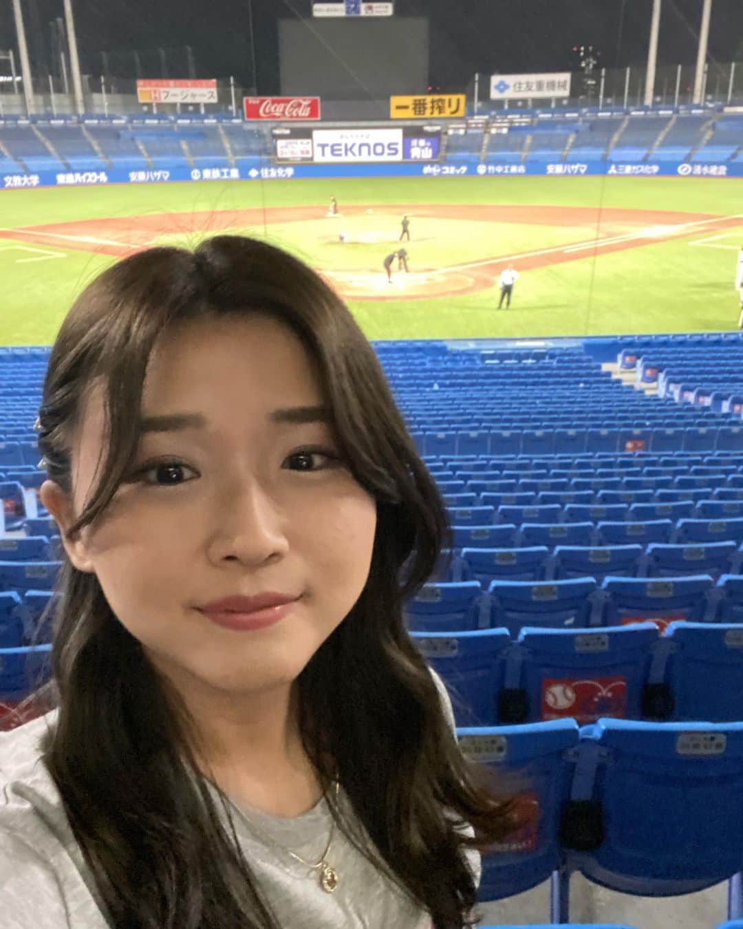 河野万里奈のインスタグラム：「#都市対抗野球 東京2次予選 #JR東日本 vs. #明治安田生命 を見に行ってきました！！！  JR東日本の石井聖太投手が画家が描いたような美しいフォームと躍動感で(河野調べ)、思わずプロフィールを拝見したら佐藤由規投手に憧れておられたとのことでやけに納得してしまいました😭🚃」
