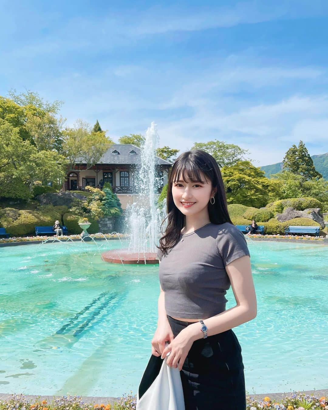 野地優奈さんのインスタグラム写真 - (野地優奈Instagram)「. まったり箱根旅行〜👒💐  強羅公園お散歩した時⛲️ ローズガーデン素晴らしかった🌹🎀 点茶体験もできて嬉しかった🌿🍵  虫の目線から撮ったお花の動画よくない？🐝笑  今回はやらなかったけど お皿の絵付けとか吹きガラス体験とかも 楽しそうだったよ🐶🎨」5月31日 22時36分 - yediyounai310