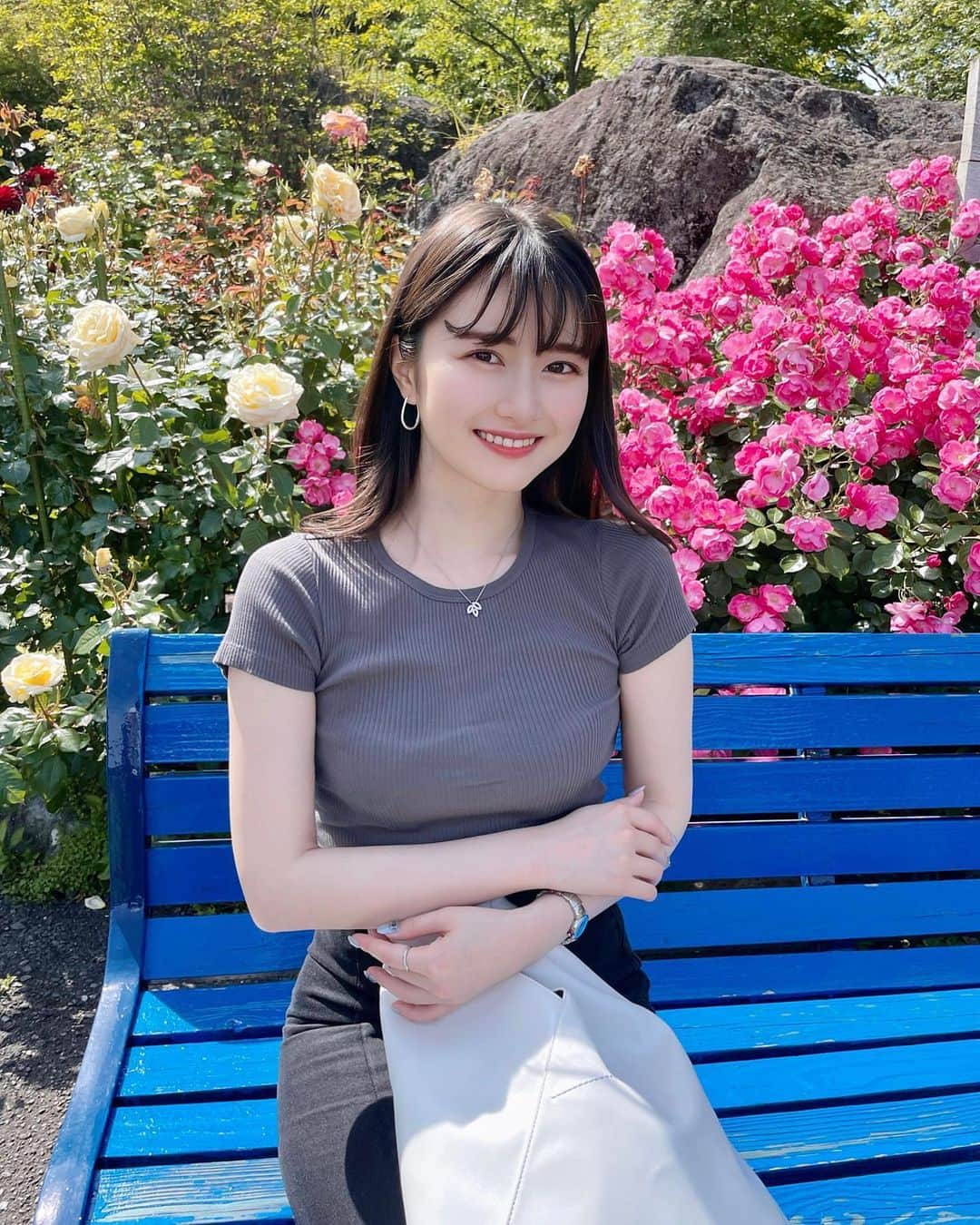 野地優奈のインスタグラム：「. まったり箱根旅行〜👒💐  強羅公園お散歩した時⛲️ ローズガーデン素晴らしかった🌹🎀 点茶体験もできて嬉しかった🌿🍵  虫の目線から撮ったお花の動画よくない？🐝笑  今回はやらなかったけど お皿の絵付けとか吹きガラス体験とかも 楽しそうだったよ🐶🎨」