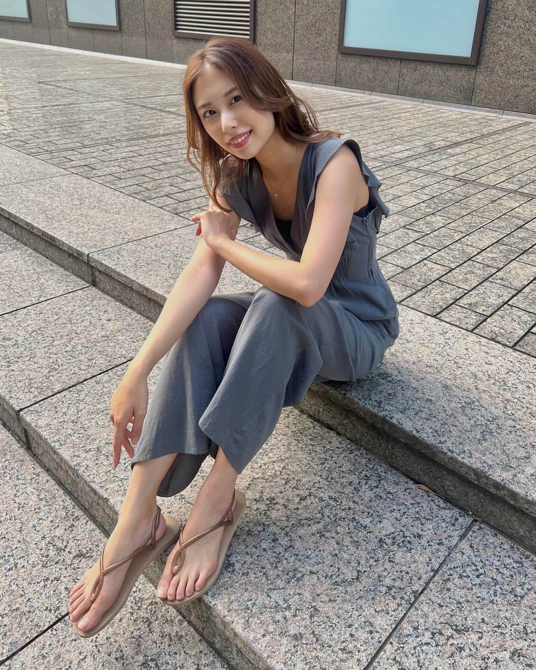 澤井玲未のインスタグラム：「ビーチにはもちろん、普段の街中で履いていても浮かないお洒落なビーサン🩴 足元の抜け感が出てかわちい🤎 . #ハワイアナス #ビーチサンダル #DesignedForAFreeLife」