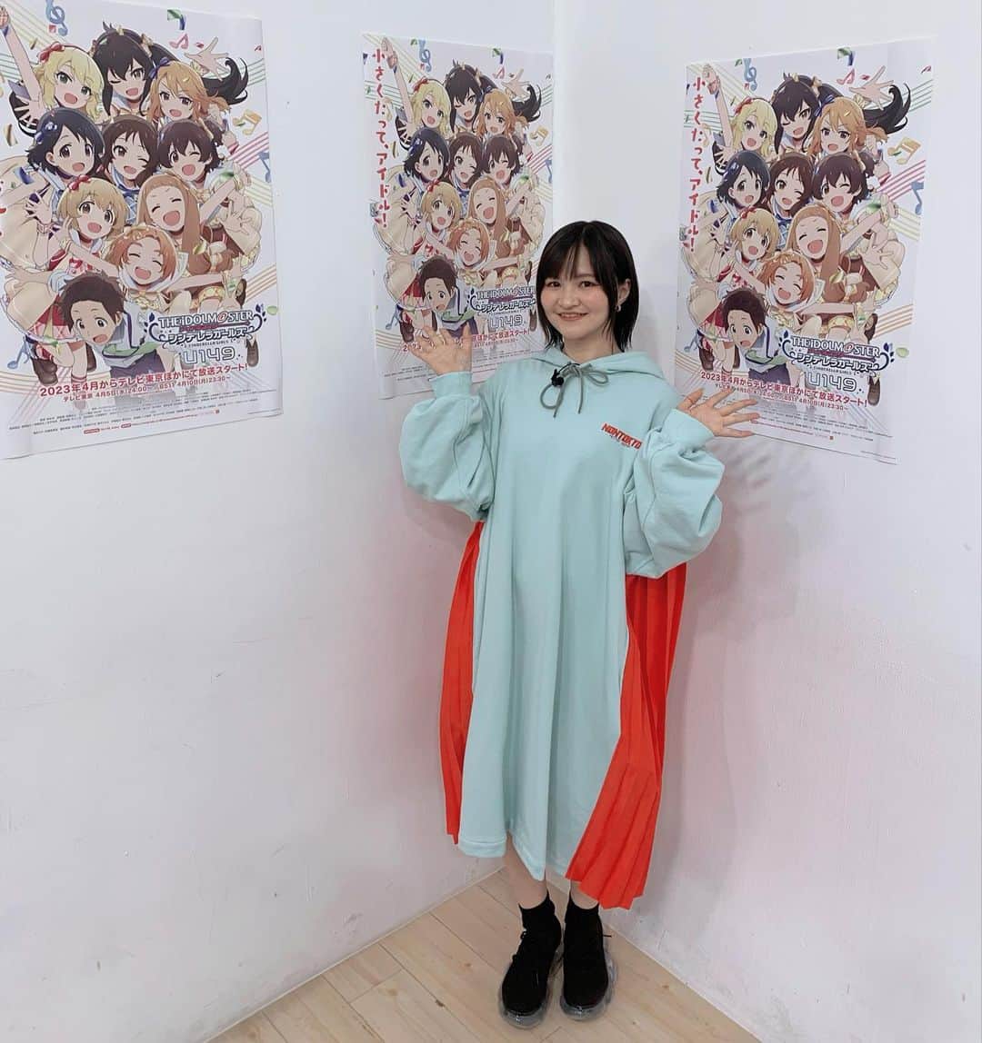 小市眞琴のインスタグラム：「本日の衣装🌠 結城晴さんみを出しつつ⚽️ オレンジのプリーツ部分、めっちゃかわいい ご視聴ありがとうございました！ U149第８話はこのあと24:00から！  #U149星空おはなし会」
