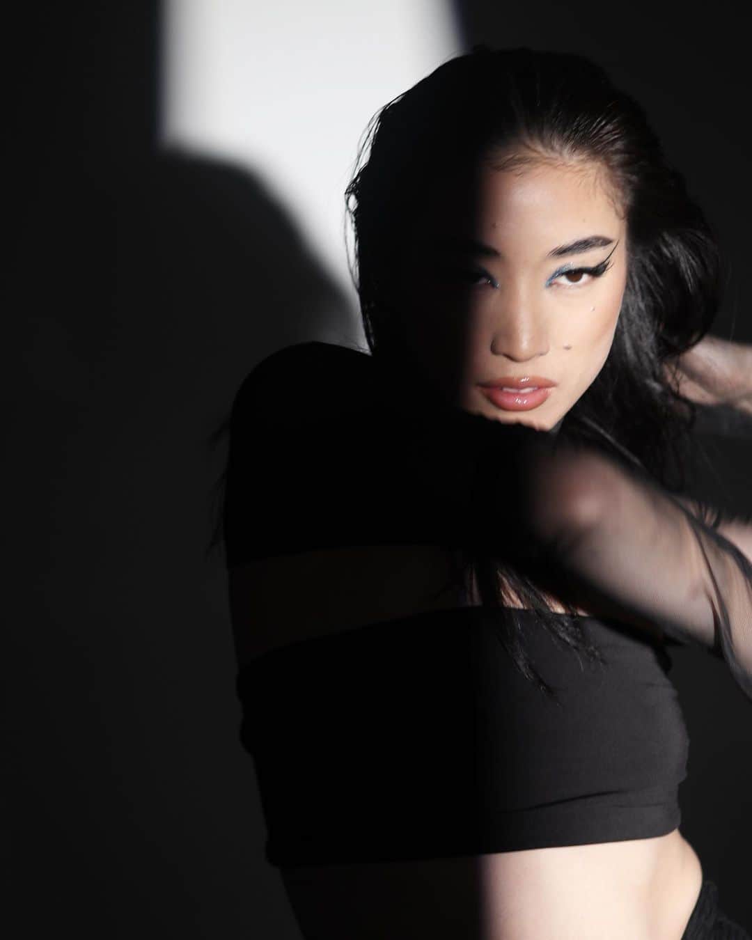 のインスタグラム：「Shadow play. ♟️  Photo by @eyeofmoncef  Makeup by @tayashawki  📍 @rtg.studios   #photoshoot」