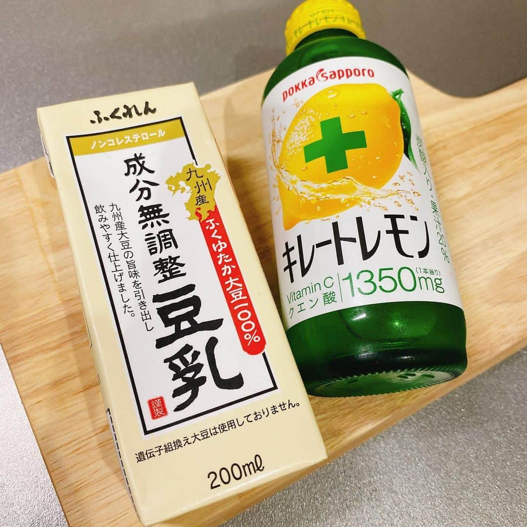 mizukiさんのインスタグラム写真 - (mizukiInstagram)「.  噂のドリンクたち🍋  いつも生理中とか前後の肌荒れが すごくて落ち込むんだけど 今回肌荒れしなかった🤔  まさかこれのおかげか、、？🍋  #肌荒れ#美白ケア#ニキビ#生理#キレートレモン#クエン酸#豆乳#美容#大豆#レモン#ビタミン」5月31日 22時39分 - mizukich13