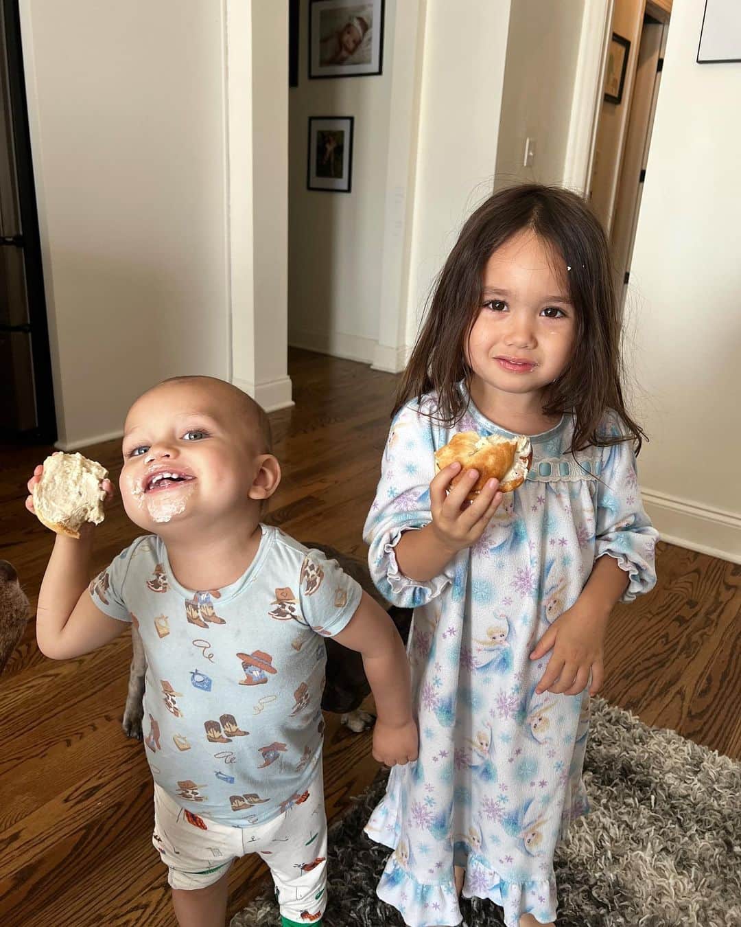 Tianna Gregoryのインスタグラム：「Might be the cutest photo, my babies love bagels just like mama ❤️😍」
