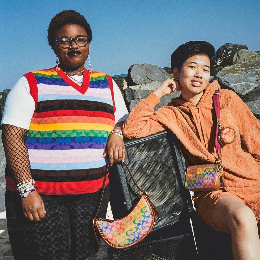 コーチのインスタグラム：「Dress to express. ✨ Members of the @hmiyouth program show off their Pride and wear it, too. Tap for details.   We're celebrating LGBTQIA+ communities everywhere, this June and every month. 🫶 This year marks a decade of partnership between the Coach Foundation and the @hetrickmartin Institute, and continuing partnerships with @pointfoundation and @lgbtcenterlink. All three organizations create supportive environments where LGBTQIA+ young people can thrive.  Photographer: @hellojunlu Assistant Photographers: @_thefox & @jimmy_aruba   #CoachPride #CoachNY」