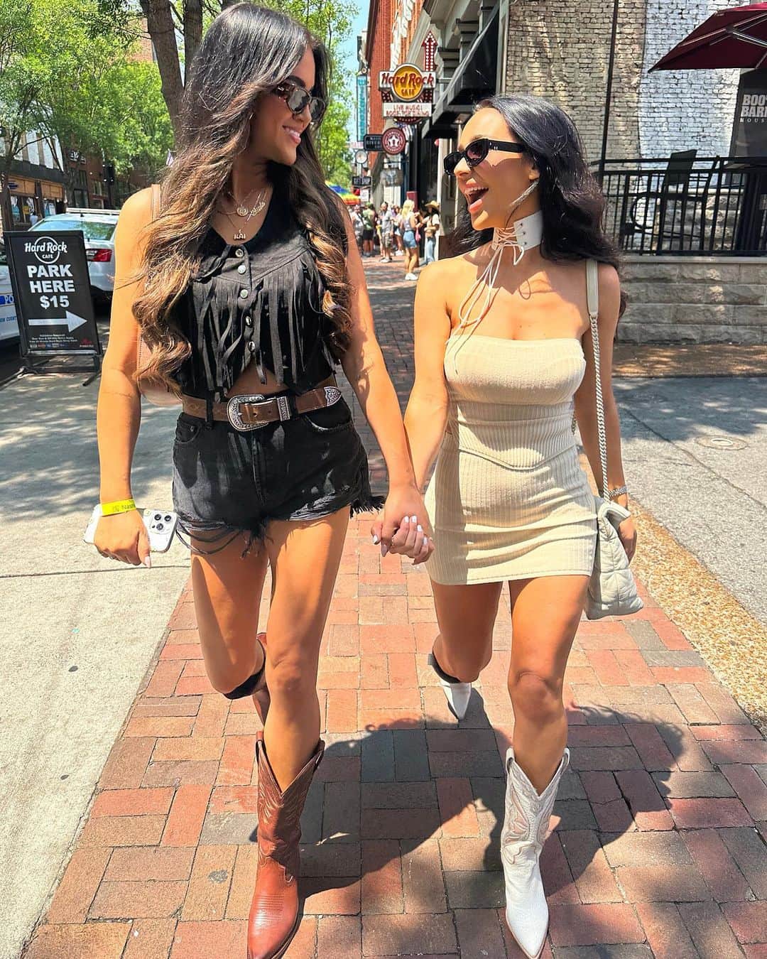 Carli Bybelさんのインスタグラム写真 - (Carli BybelInstagram)「🤠🐎had the best time celebrating our beautiful  @monnymoves for her #bacheloretteparty last weekend! the absolute best time with my favorite people! #nashville #monnyslastmove」5月31日 22時41分 - carlibel