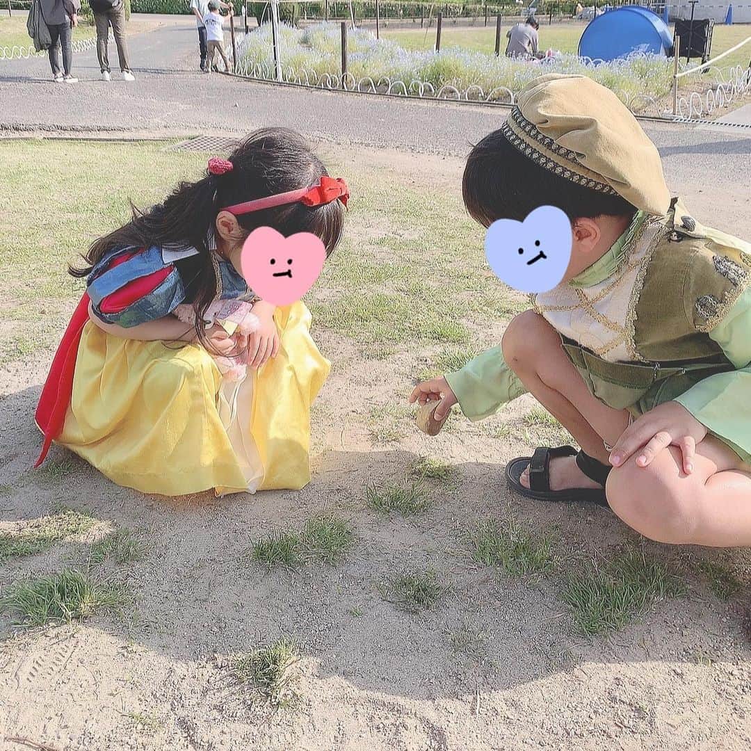 Riicoさんのインスタグラム写真 - (RiicoInstagram)「GW❸ family day💗 3姉妹家族でリトルワールドへ！ いろんな国の民族衣装着れたり名物食べれたり、敷地広いからいっぱい歩けて楽しい場所なの〜🐾 みんなで行けてより楽しかった🥰 ・ やぱわたし的にはチマチョゴリが優勝！！🏆💜 3姉妹で王奥ごっこ？的な🤣🙇‍♀️🙇‍♀️ 3姉妹の裏構図かなって遊んでたww 本当笑った🤣仲良しすぎる❤️‍🔥 ほんで姉の旦那さんが完全に現地の人で それも笑った🤣さすがだったぁ( ᵒ̴̶̷̤໐ᵒ̴̶̷̤ ) 大好きfamily♫♡ またお出かけしようね〜〜❤️‍🔥 ・ #gw #リトルワールド」5月31日 22時53分 - riico123ta