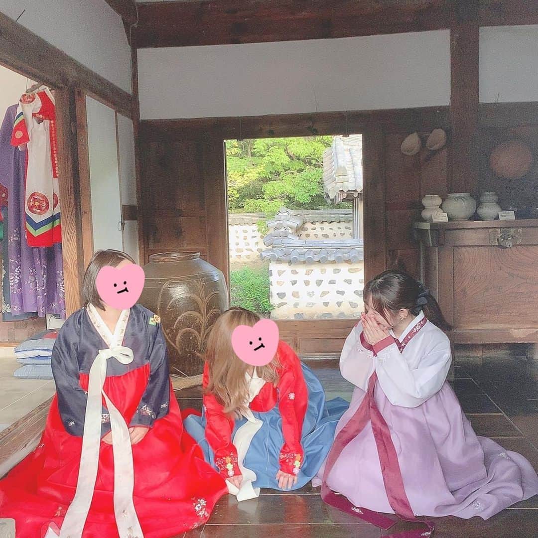 Riicoさんのインスタグラム写真 - (RiicoInstagram)「GW❸ family day💗 3姉妹家族でリトルワールドへ！ いろんな国の民族衣装着れたり名物食べれたり、敷地広いからいっぱい歩けて楽しい場所なの〜🐾 みんなで行けてより楽しかった🥰 ・ やぱわたし的にはチマチョゴリが優勝！！🏆💜 3姉妹で王奥ごっこ？的な🤣🙇‍♀️🙇‍♀️ 3姉妹の裏構図かなって遊んでたww 本当笑った🤣仲良しすぎる❤️‍🔥 ほんで姉の旦那さんが完全に現地の人で それも笑った🤣さすがだったぁ( ᵒ̴̶̷̤໐ᵒ̴̶̷̤ ) 大好きfamily♫♡ またお出かけしようね〜〜❤️‍🔥 ・ #gw #リトルワールド」5月31日 22時53分 - riico123ta