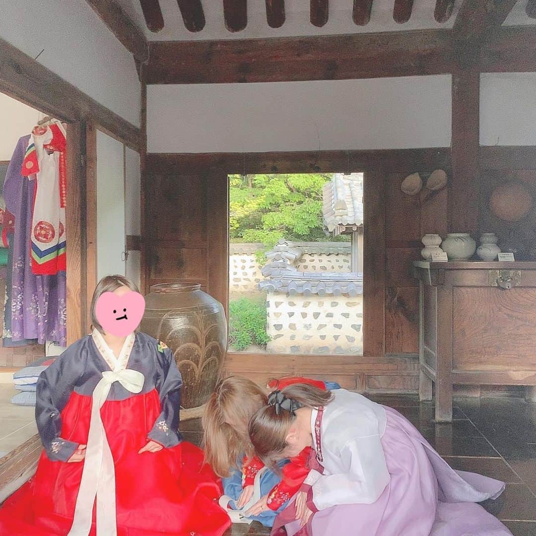Riicoさんのインスタグラム写真 - (RiicoInstagram)「GW❸ family day💗 3姉妹家族でリトルワールドへ！ いろんな国の民族衣装着れたり名物食べれたり、敷地広いからいっぱい歩けて楽しい場所なの〜🐾 みんなで行けてより楽しかった🥰 ・ やぱわたし的にはチマチョゴリが優勝！！🏆💜 3姉妹で王奥ごっこ？的な🤣🙇‍♀️🙇‍♀️ 3姉妹の裏構図かなって遊んでたww 本当笑った🤣仲良しすぎる❤️‍🔥 ほんで姉の旦那さんが完全に現地の人で それも笑った🤣さすがだったぁ( ᵒ̴̶̷̤໐ᵒ̴̶̷̤ ) 大好きfamily♫♡ またお出かけしようね〜〜❤️‍🔥 ・ #gw #リトルワールド」5月31日 22時53分 - riico123ta