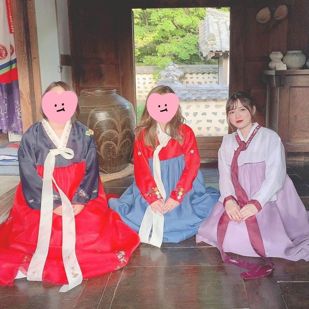 Riicoさんのインスタグラム写真 - (RiicoInstagram)「GW❸ family day💗 3姉妹家族でリトルワールドへ！ いろんな国の民族衣装着れたり名物食べれたり、敷地広いからいっぱい歩けて楽しい場所なの〜🐾 みんなで行けてより楽しかった🥰 ・ やぱわたし的にはチマチョゴリが優勝！！🏆💜 3姉妹で王奥ごっこ？的な🤣🙇‍♀️🙇‍♀️ 3姉妹の裏構図かなって遊んでたww 本当笑った🤣仲良しすぎる❤️‍🔥 ほんで姉の旦那さんが完全に現地の人で それも笑った🤣さすがだったぁ( ᵒ̴̶̷̤໐ᵒ̴̶̷̤ ) 大好きfamily♫♡ またお出かけしようね〜〜❤️‍🔥 ・ #gw #リトルワールド」5月31日 22時53分 - riico123ta