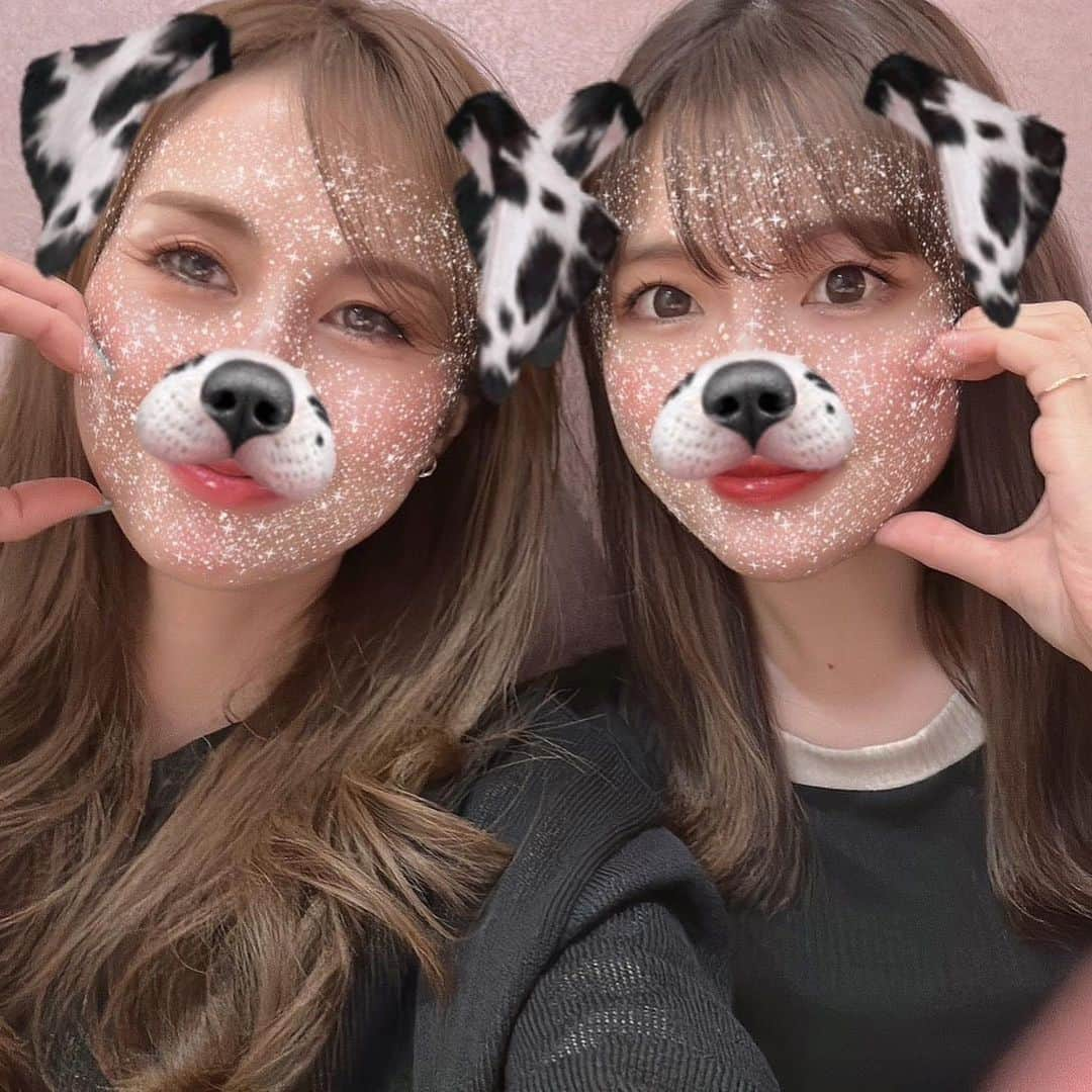 Riicoのインスタグラム：「🤍🖤 まーた写真溜め込んでた😂笑 5月が終わっちゃうぅ…ということで5月を一気に振り返り❤️‍🔥 ・ GW！💫 愛知帰省したよー( ᵒ̴̶̷̤_ᵒ̴̶̷̤ )♡ ・ だいすきねえね♡お久〜！ ねえねにいにとご飯🍳からのカラオケ♫🎤楽しすぎた😘らぶ❤️‍🔥 ねえねがDiorのリップくれてサプライズだった💄しかもラスボスも🔥本当いつもいつもありがとう😭💕 ・ ・ 5/2〜7まで帰省したんだけどその間、3回もカラオケ行った！！笑 90点取れるまで帰れま10てきなのやって取れた〜！🥰 ayuちゃんならまかせろ〜！て感じなんだけど❤️‍🔥←髭男で90点出せたのが意外で嬉しかった😚好きなんだよねライブ行ってみたい…🔥」