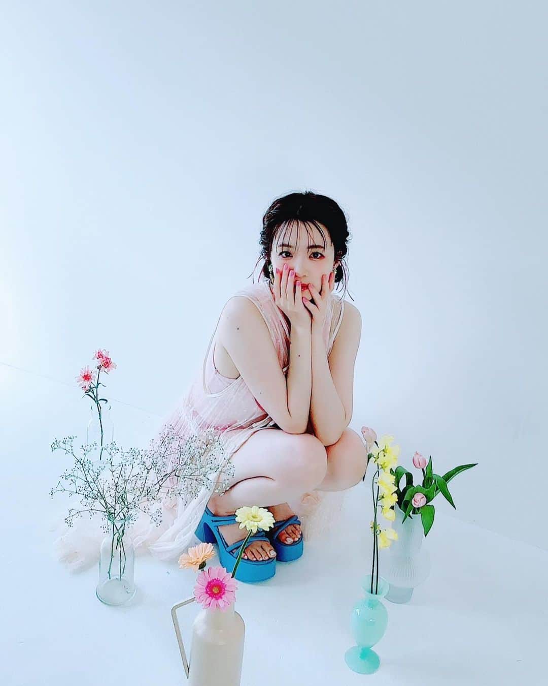 諏訪彩花のインスタグラム：「『MyRomantic』の撮影にて💐  お誕生日にも載せさせてもらった、このお花に囲まれたシチュエーションがお気に入り♡  お花も撮影当日の朝に、スタッフさんがお花屋さんで買ってきてくれたもので、色合いも素敵だし、花瓶もそれぞれ可愛くて、ほんとに幸せ空間でした。。。🌷🌷🌷」