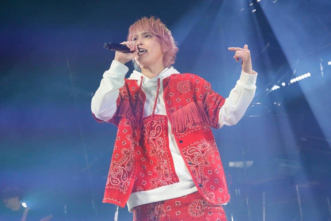 のインスタグラム：「最高だぁー！！！ 無事にツアー完走しましたー✌️ 充実感ありすぎてあっという間だったけど本当に幸せなツアーになりました。 2022年にたくさんの活動をしてきてたくさんの種を蒔いてきたものが2023年に花開いてきたって実感がめちゃくちゃしてます。 これも周りにいる支えてくれてる仲間、スタッフ、関係者、大切なファンであるHONEYYY全ての人のおかげです。 もっともっとすげーアーティストに絶対なるので信じてこれからもついてきてな♪  今日発表したけど今年の夏も熱すぎる夏に俺がするので楽しみにしててな😊 また近々オフショットアップします✌️  #手越祐也  #yuyategoshi  #checkmate  #ライブしか勝たん」