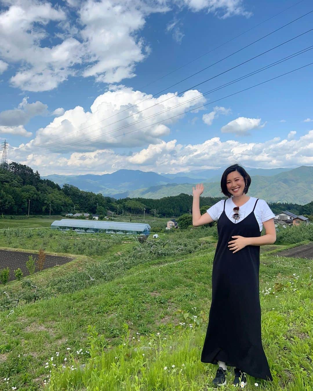 のインスタグラム：「南アルプスに来ています🌳 ⁡ 未来のクリエイティブのために、 打ち合わせをしに。  ⁡ お世話になっている工場へ🌿 やはり会って空気を感じて話すこと大切✨ 来年以降に向けた新商品達もお楽しみに💎　　  めちゃ良いのができそう🧡 早く使いたいなぁ。 ⁡ 何百種類のオーガニックハーブや和洋植物、 果物が育っているスペシャルな場所。 美しく、クリアリングされた時間でした。 ⁡ 頭の中にあるイメージを しっかりキャッチしてくれて嬉しかったです✨ ⁡ もう、学びがたくさんありすぎた日で まだ消化できてません。 ⁡ 行動して動いていくと、 また広がりがでてくるね。 楽しみな未来💎 ⁡ その後は、パワースポットと温泉へ♨️ ⁡ #shorttrip #roadtrip #長野　#maternitytrip  #南アルプス #未来会議 #mywellbeing #マイウェルビーイング」