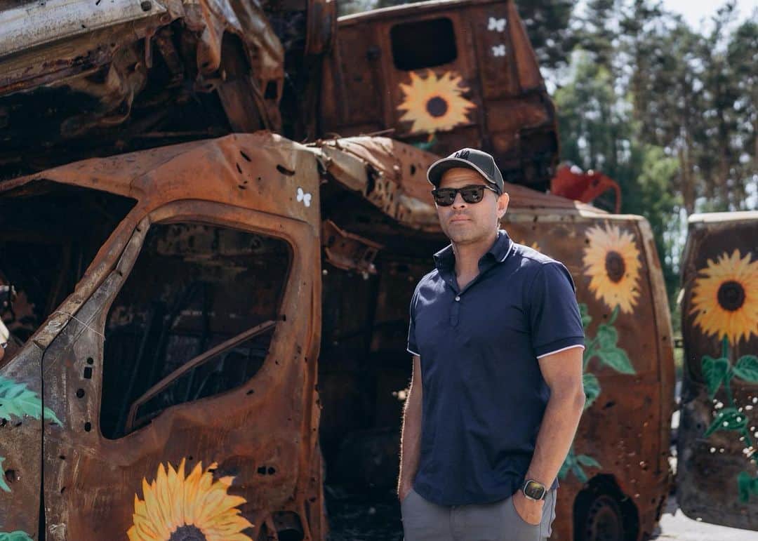 ミーシャ・コリンズのインスタグラム：「Cars destroyed by Russian shelling. Sunflowers are a symbol of hope.   https://donorbox.org/collins_demining LINK IN BIO」