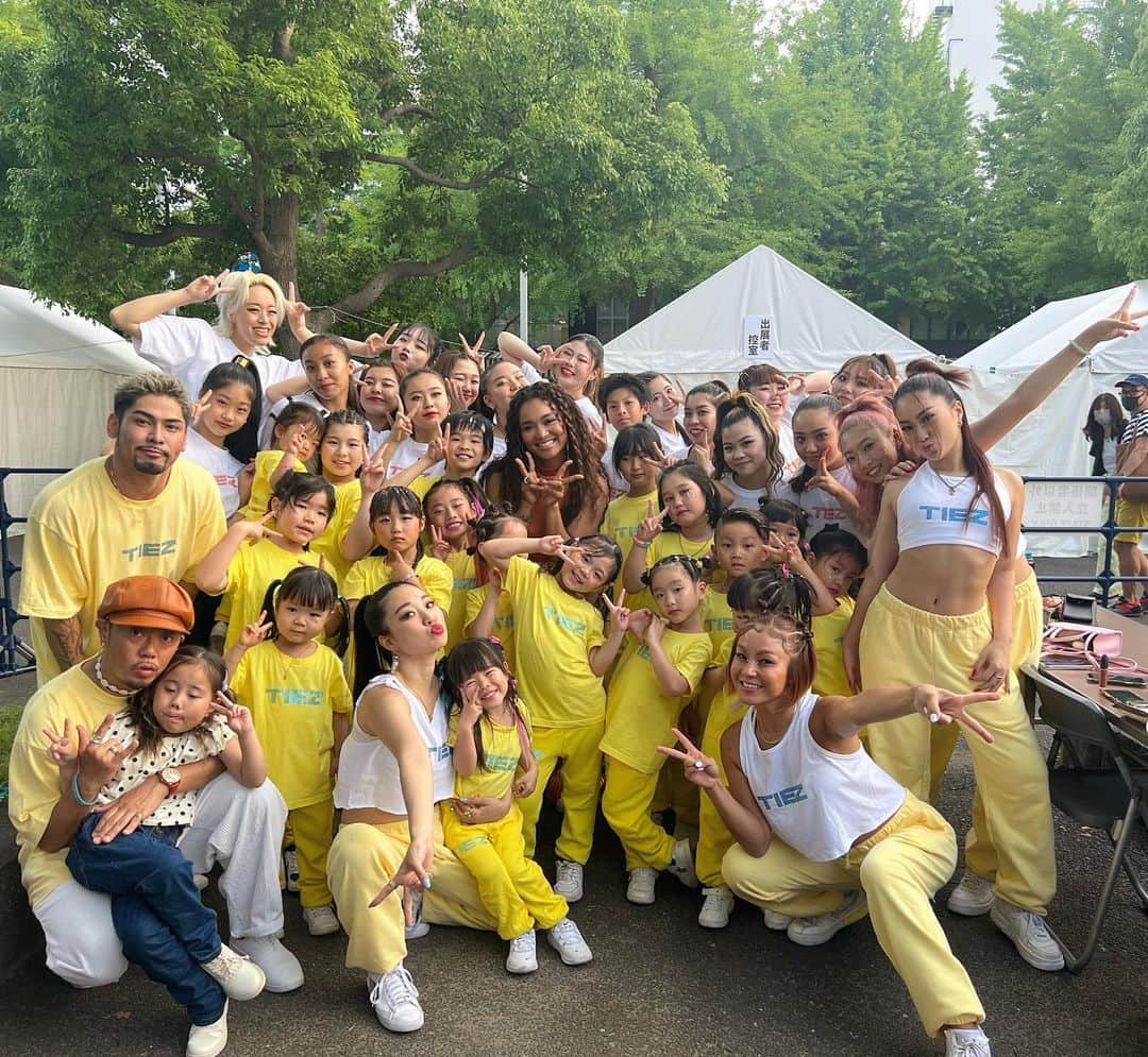 Nazukiのインスタグラム：「✨Crystal kay ハマフェスLIVE✨  2023.5.27  今年もハマフェスにてクリスタルケイLIVEでした🔥  @crystalkayofficial   10年近く毎年参加させて頂いてますが、今年はコロナ明けもあり、久々のLIVEだったので、気合いいれての演出をさせて頂きました🖐🏻  メインダンサーも、新規一転、 若い子ダンサーを起用して昔からの生徒や頑張ってる後輩達とフックアップもしたくて、 一緒にバックダンサーとして踊りました😊  そして、今回、今だかつてない企画演出を考えました✨  @nazuki_juku  ならではの企画でした⭐️  未来に向けて繋げていく演出をと思い、若い夢を抱いてるダンサー達にチャンスを、そして、未来ある子供達に日本に勇気と希望を伝えたくて、エンタテインメントの世界で発信したく、クリとの信頼関係ならできる⭐️と思い、 クリスタルケイのLIVEならではのLIVEにしたくて、 サポートダンサーを入れる企画をしました🖐🏻 私自身、今までやってきた事を自分なりに貢献したかったから🥹⭐️  ３歳から小学生チーム⭐️ 中学生以上大人チーム⭐️ ２曲やるのは今までで初の試みでした❗️  その企画が通り、早速オーディションをして、見事受かったサポートダンサー達🔥  2週間しかないリハーサルで、 私もスキルだけではなく、気持ちを一つにするのに厳しいリハーサルを重ねてきました🥺  厳しい中にも愛ある思いがあったから、絶対大丈夫と思ってやってきました🥺  結果、メインダンサー含め、らみんなに想いが届き、最高のパフォーマンス、最高のサポートダンスライブになったと思います✨  ほんとにみなさん、ありがとうございました😊❤️  企画したものの、プレッシャー、自分との戦いの日々でしたが、信念を持って、自分を信じて、貫いてきました❗️  結果、みんなが心一つにパワーあるLIVEとなり、全力でサポートしたと思います😊  達成感と心満たされるLIVEとなり最幸のライブでした✨🖐🏻  衣装も正に絆と言う意味の TIEZ @tiez_jp   みんなが着るとパワー溢れていた💛🔥  ほんとにみんなありがとう✨  クリに感謝だよ💛💛💛🥹  心残るライブだったと思います❤️  応援してくれて、サポートしてくれてるみなさん本当にありがとうございました☺️  またLIVE投稿します🖐🏻  #crystalkayak #nazuki #dance #dancer #coreography #ダンサー　#振り付け ライブ　#バックダンス　#バックダンサー」