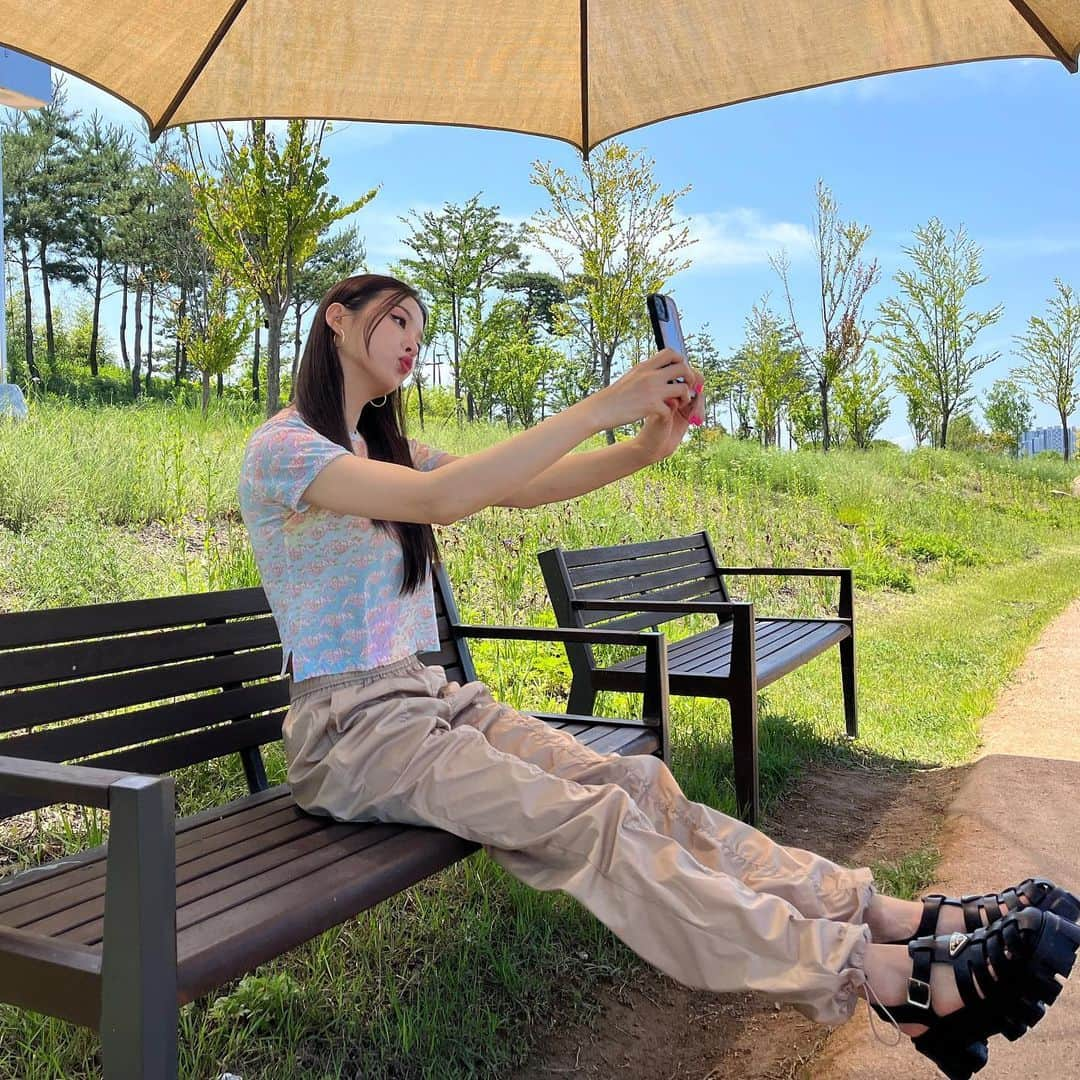 ソルジのインスタグラム：「아라찌랑 일끝나고 데이투🍀  #눈은안떠지지만행벅함🫶🏻 ☀️🌴🌼✨🌷👭」