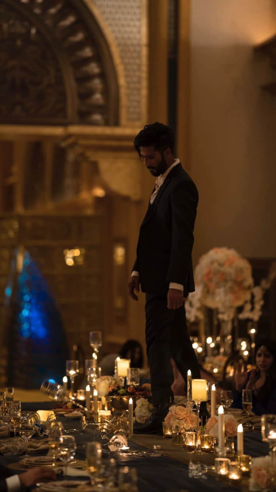 シャーヒド・カプールのインスタグラム：「‘Issa Vibe’ Out Now! 🎶❤️ #BloodyDaddy   @aliabbaszafar @ihimanshumehra #JyotiDeshpande @sunirkheterpal @gauravbose_vermillion @officialjiostudios @officialjiocinema @aazfilms @offsideent @thevermillionworld @dianapenty @sanjaykapoor2500 @ronitboseroy @simplyrajeev @vivanbhathena_official @zeishanquadri83 @ankurbhatia @mukeshsbhatt @iamsartaajkakkar @thewriterbasu @siddharthgarima @timesmusichub @badboyshah @payaldevofficial」