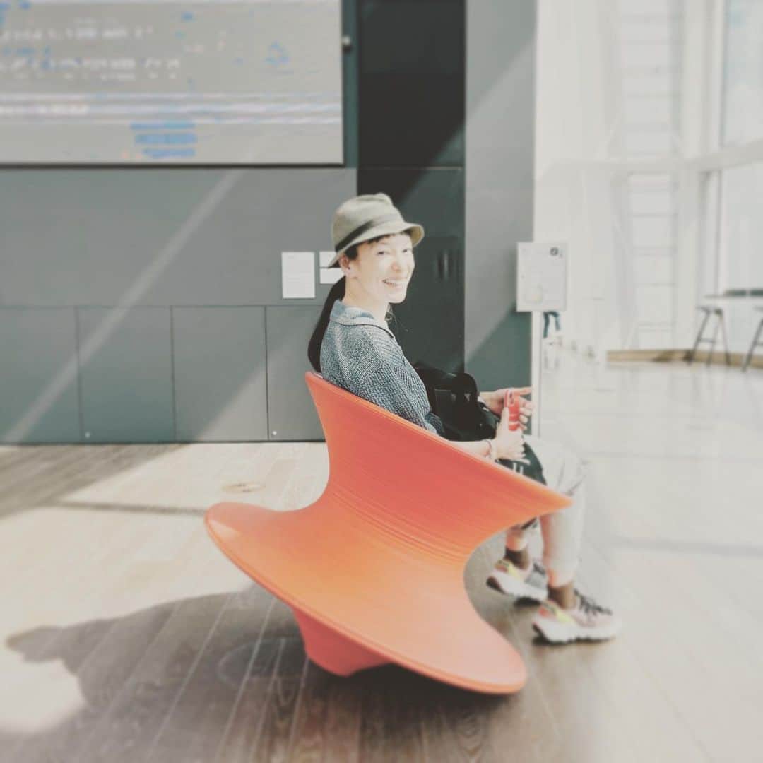 KIKIのインスタグラム：「ヘザウィック・スタジオ展で トーマス・ヘザウィックのデザインしたSpun スパンに座ってみた  倒れそうで倒れない！ このアイディアとデザインを実際に座れる椅子に落とし込めるって本当にすごい✨  📷💕 @miraigracia_   #ヘザウィックスタジオ展 #ヘザウィックスタジオ展共感する建築 #森美術館」
