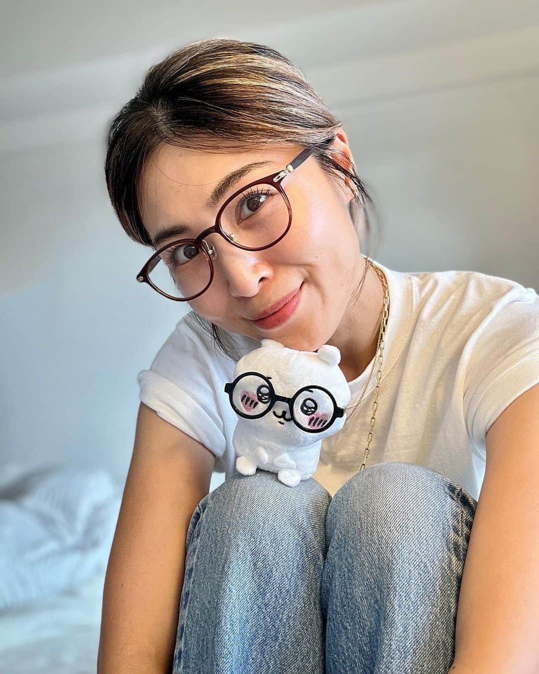 のインスタグラム：「#ちい活 👓👓👓👓 私も草むしりと討伐して、チャリメラ食べて暮らしたい🥹  目の下ダウンタイム、だいぶ落ち着いてマスカラも塗れちゃう✨ まだボコっと硬い部分があるからもうちょいかなぁ👀  #ちいかわ #zoff #eyewear  #chiikawa #eyewearfashion  #denim #tshirts #☔️」