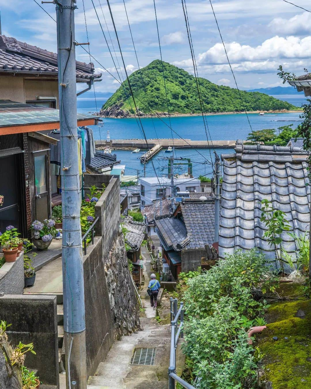 鹿児島よかもん再発見さんのインスタグラム写真 - (鹿児島よかもん再発見Instagram)「夏にまた行きたい場所  南さつま市笠沙町片浦の風景⚓  海育ちではないのですが、日本の港町らしさを感じさせてくれます🙌  写真撮影の際、階段を坂道を登ってきたおじちゃんと談笑「住むには大変な場所だから、皆、年をとってだいぶ人がいなくなってしまったよ」と  いつしかなくなってしまうのかな‥  そんな寂しさもまた感じるのです  #鹿児島 #鹿児島観光 #南さつま市 #南さつま観光 #笠沙 #笠沙町 #南さつま市笠沙町 #笠沙町片浦 #鹿児島の風景 #港町 #漁港 #夏 #summer #japan #kagoshima #kagoshimaphoto  #kagoshimaphotograph #my_furusato #sky_photography #anime #nipponpic #lovers_nippon #streetphotography #nature #naturelovers #photo_jpn #japan_of_insta」5月31日 22時59分 - kagoshimayokamon